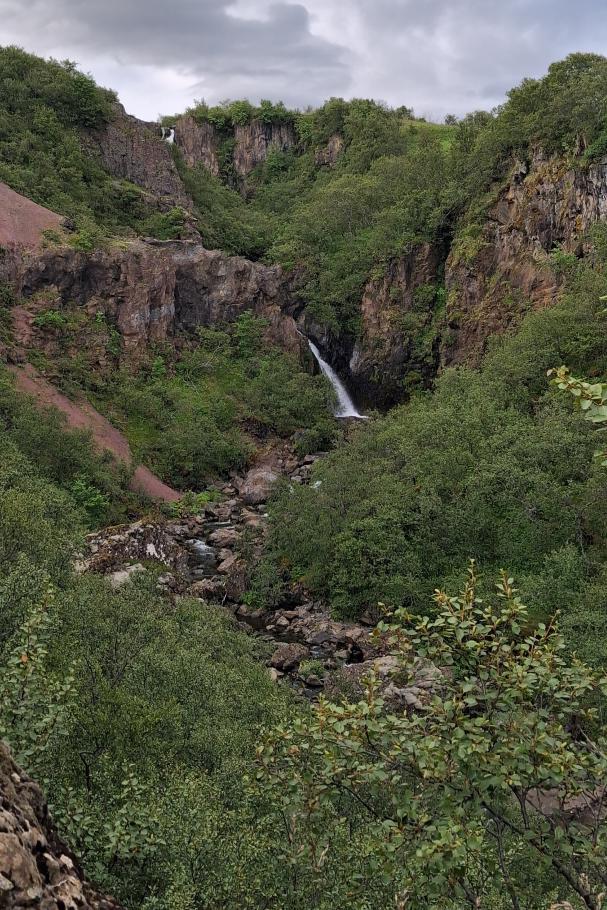 Die Wanderung führt am Bett eines kleinen Flusses bergauf
