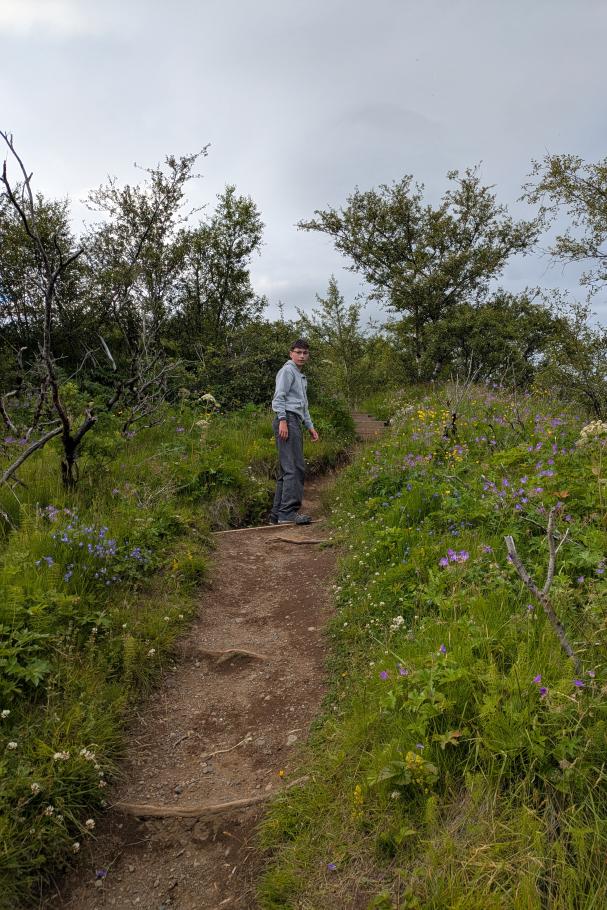 Parallel verläuft ein schmaler Wanderpfad