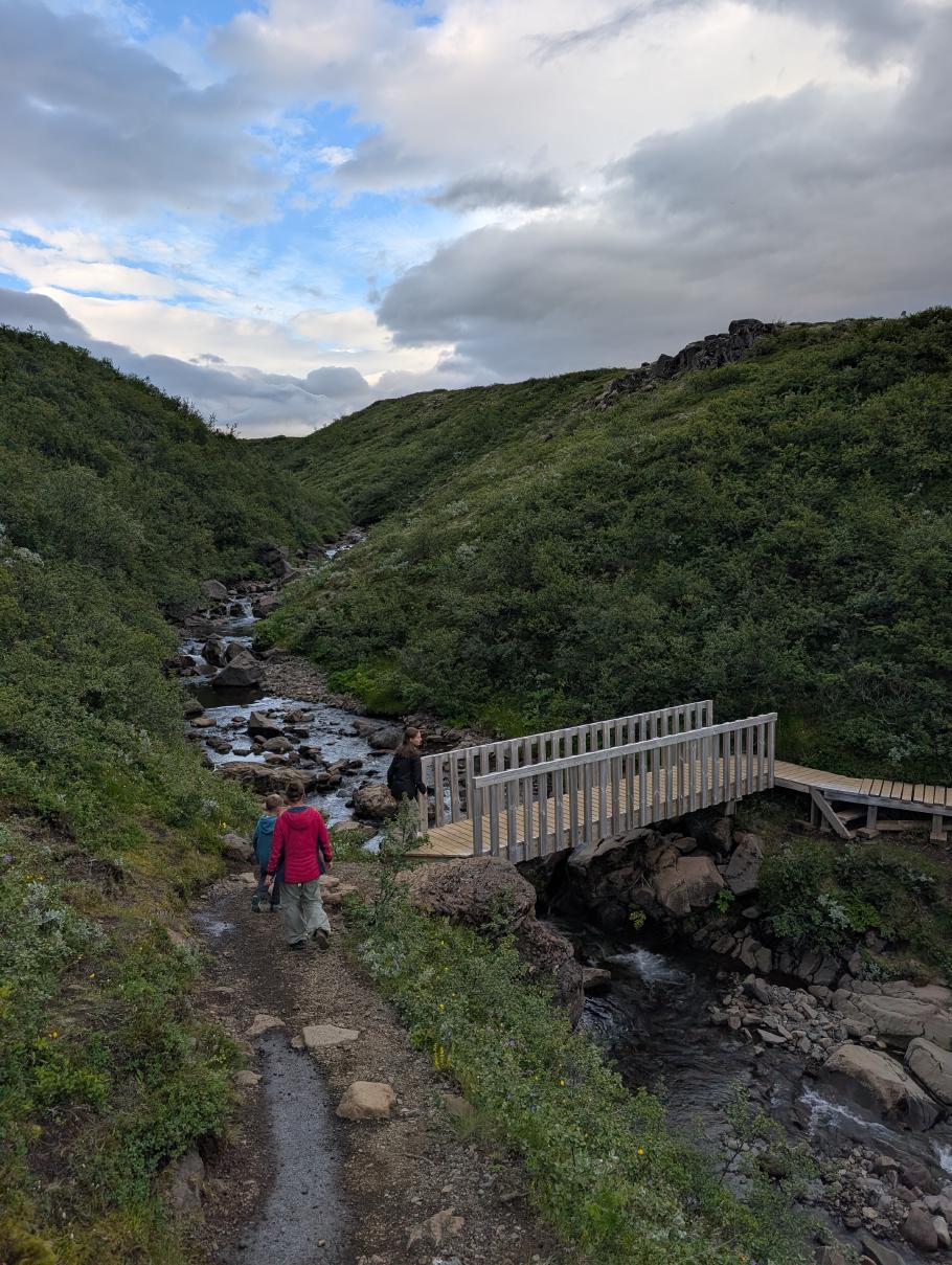 Nächste Brücke, nächster Wasserfall