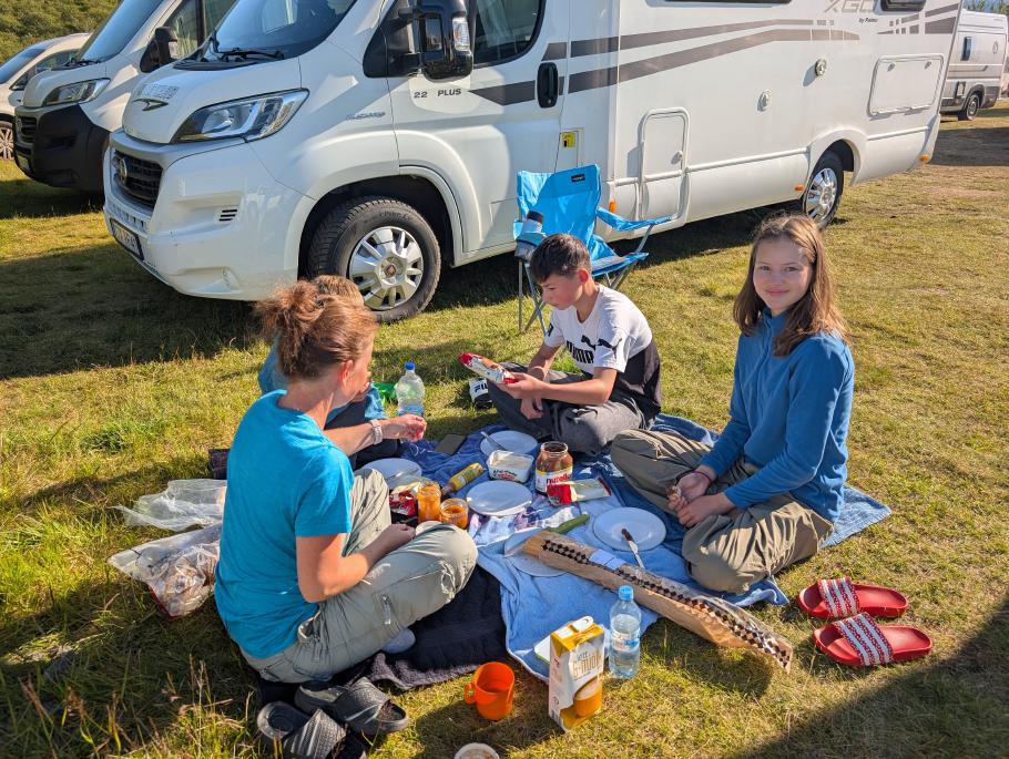 Wir genießen das Frühstück in der Sonne