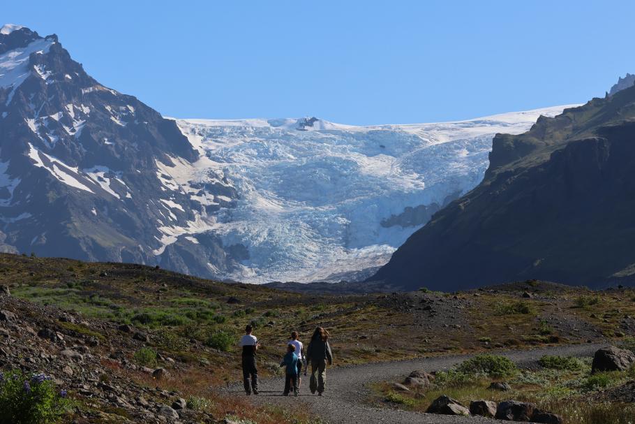 Hinter dem Hügel beginnt der Gletscher