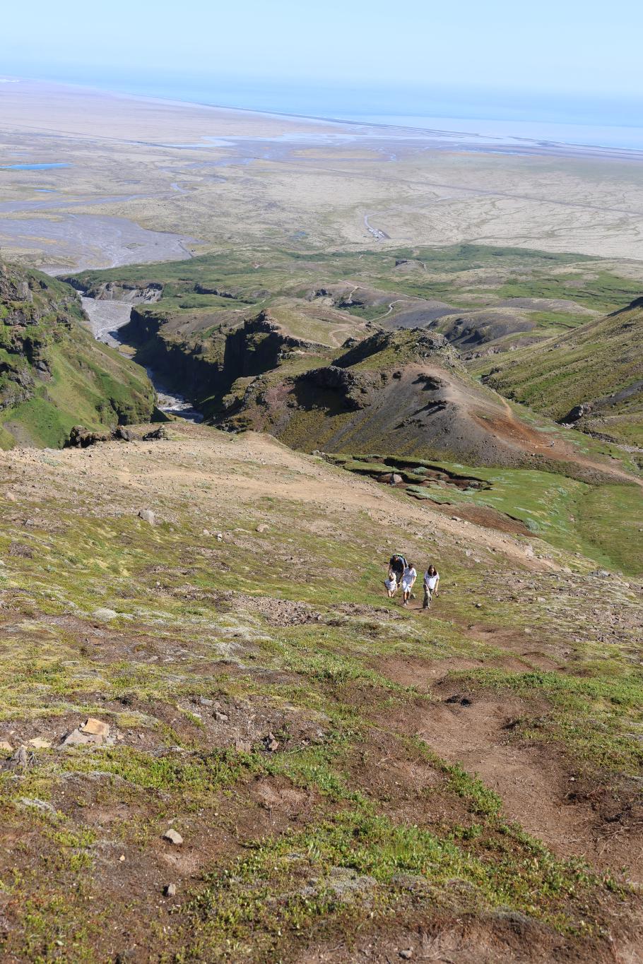 Der Pfad folgt weiter dem Canyon und windet sich steil nach oben
