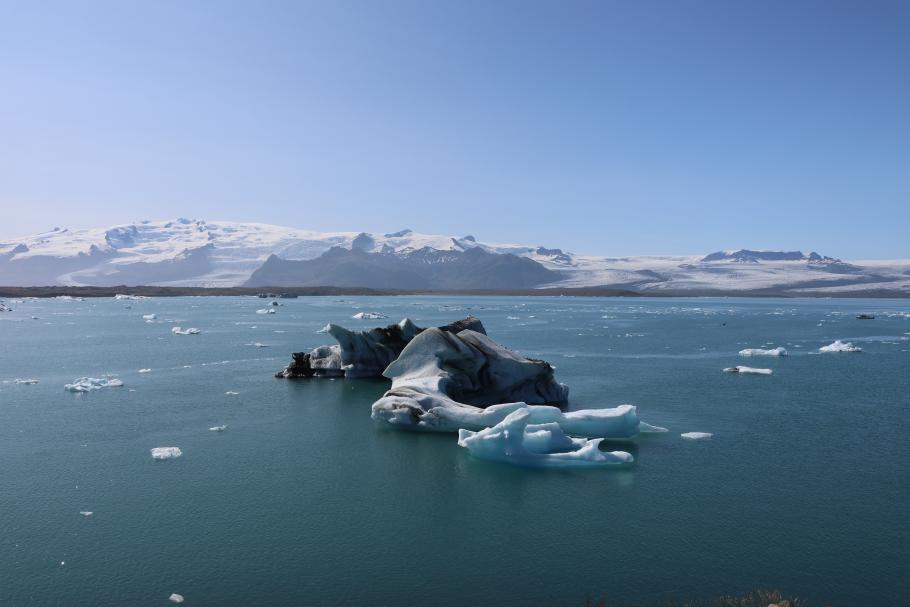In der Lagune treiben abgebrochene Eisbrocken vom Gletscher