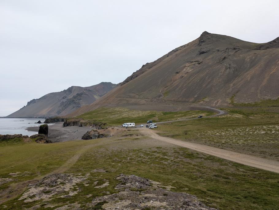 Die Ostküste besteht zum großen Teil aus rauer, fast menschenleerer Natur