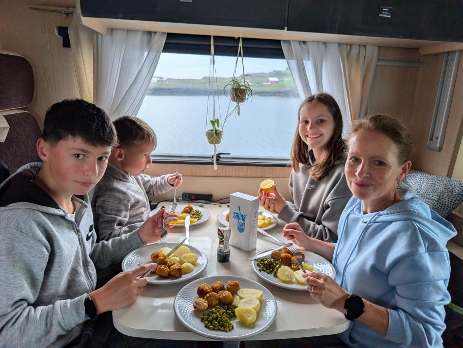 Beim Fischbällchen-Essen fühlen wir uns wie auf einem Schiff
