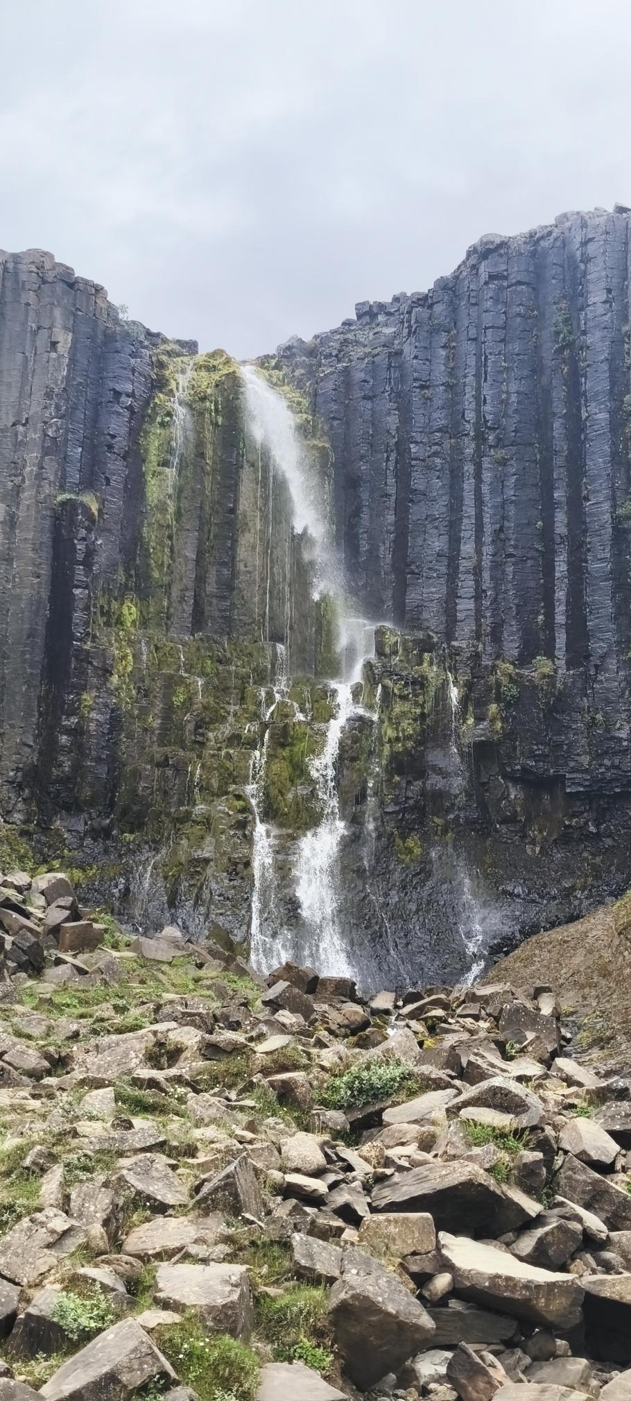 Kleinerer Wasserfall am Wegrand, zwischen Basalt-Säulen