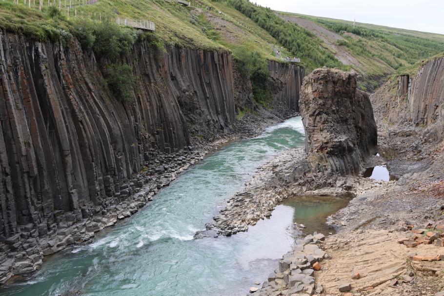 Von unserer Seite können wir in den Canyon hinab steigen. Auf der anderen Seite kommt man nur bis zum Aussichtspunkt