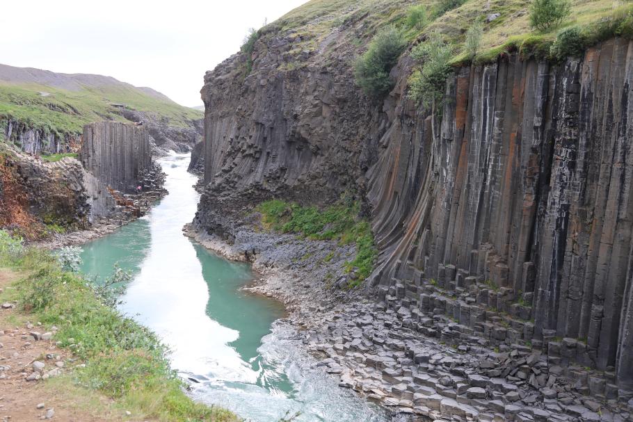 Auch hier prägen Basalt-Säulen das Bild