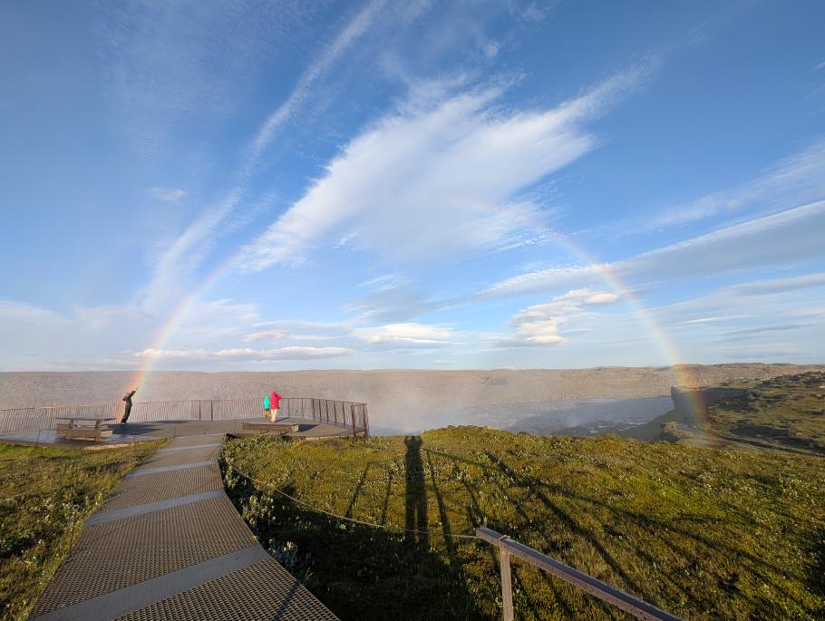 Annabell zaubert einen Regenbogen