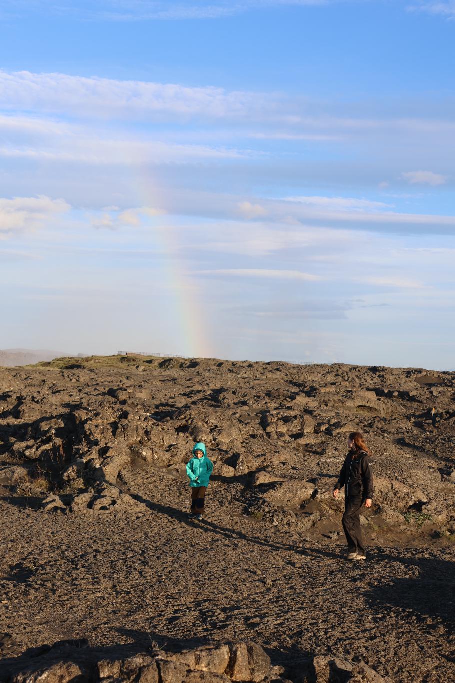Wanderweg über das Lavafeld, den Regenbogen vom Wasserfall sehen wir auch hier noch