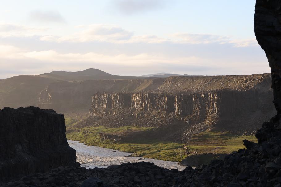Blick den Fluss hinab in der Abenddämmerung