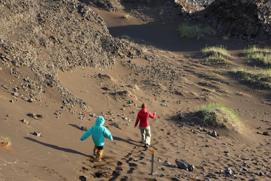 Über schwarzen Sand geht es abwärts
