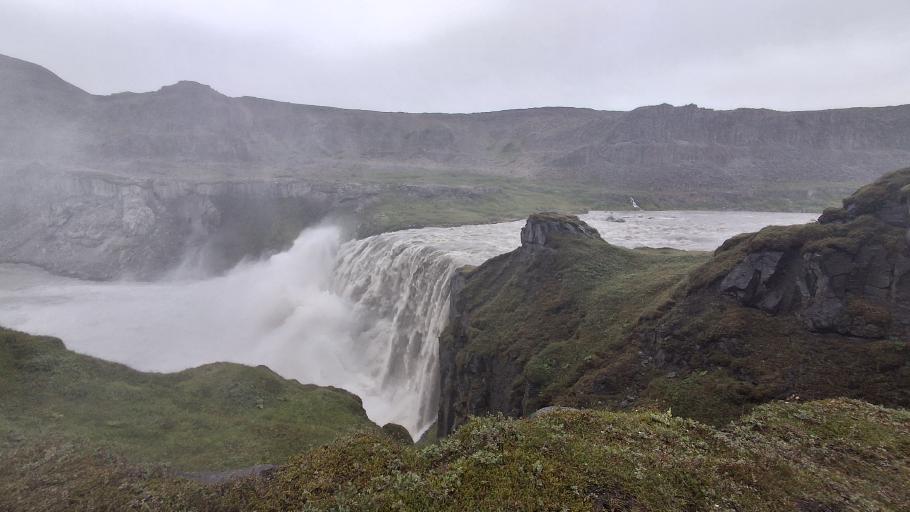 Geschafft. Auch am Hafragilsfoss donnert das Wasser mit ungebändigter Kraft den Felsen hinab
