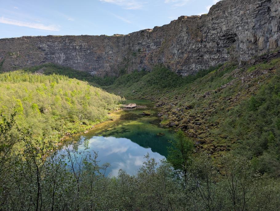 Am Ende der Schlucht liegt der kleine idyllische See