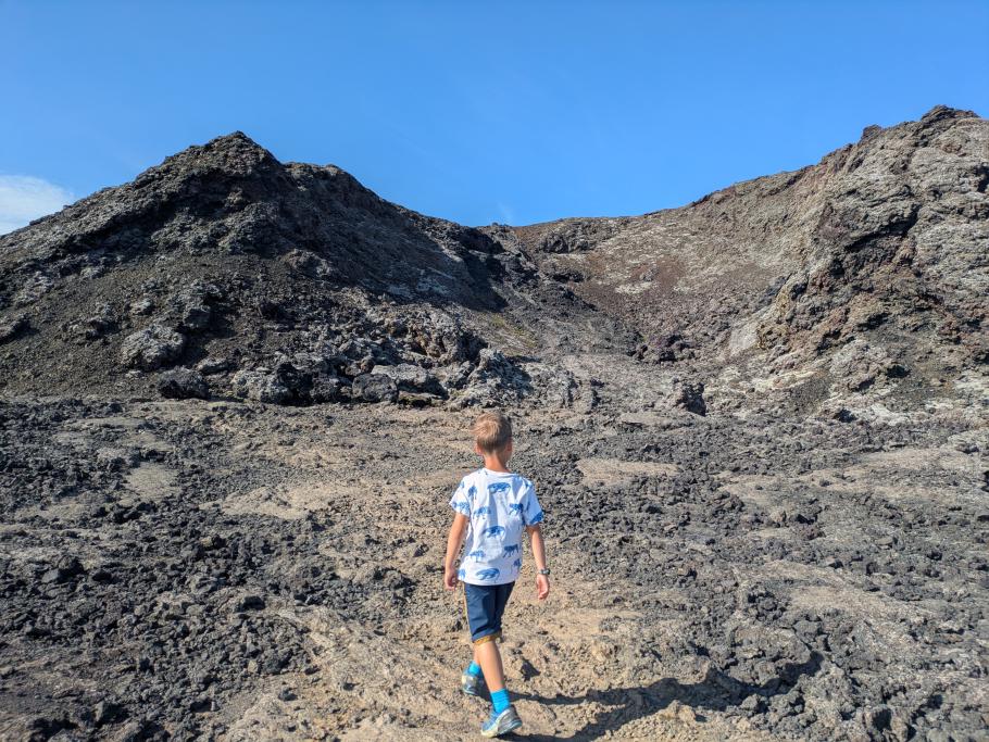 Ein kurzer Rundweg führt an einem kleinen Krater vorbei