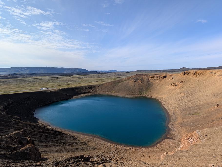 Bei dem tollen Wetter schimmert das Wasser tiefblau
