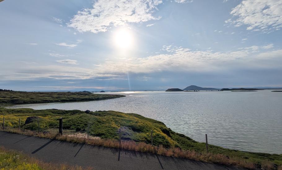 Der Myvatn-See ist vulkanischen Ursprungs und hat über 50 Inseln