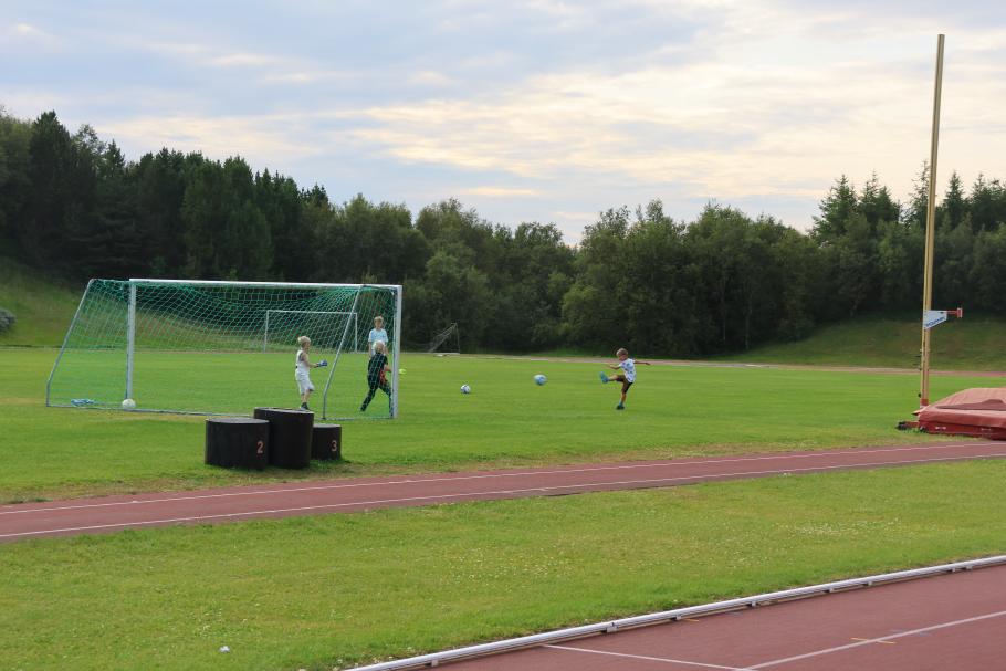 Beim Fußball mit den isländischen Kids stören die verschiedenen Sprachen nicht