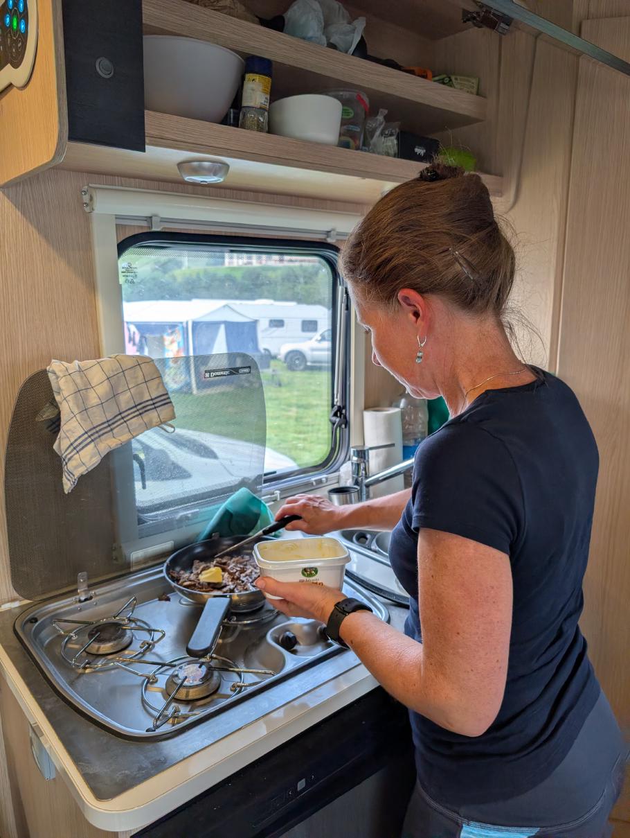 Anke kocht zum Abendbrot die gefundenen Pilze