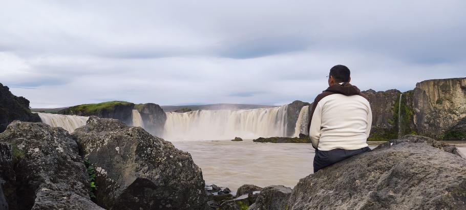 Gemütlicher Sitzplatz unterhalb des Wasserfalls
