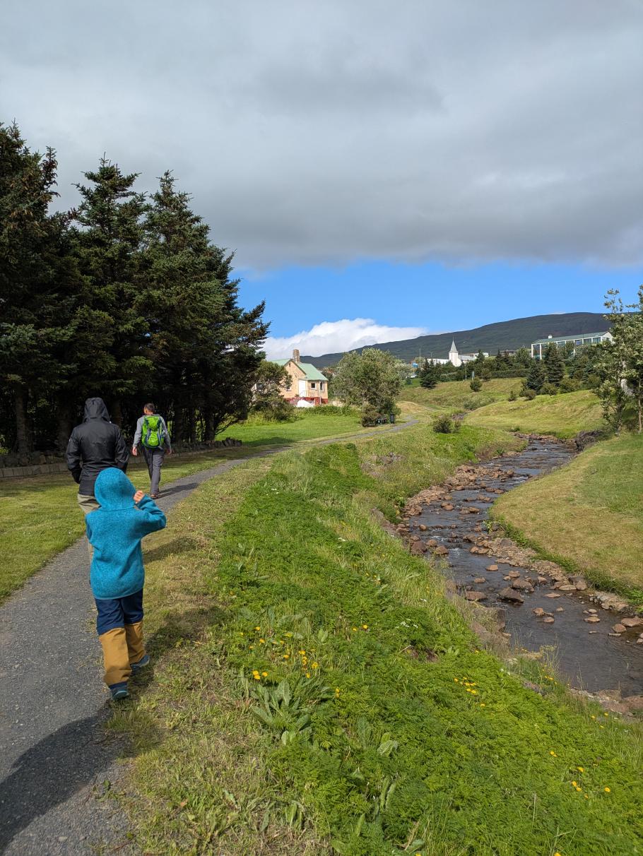 Der Weg beginnt unten im Örtchen