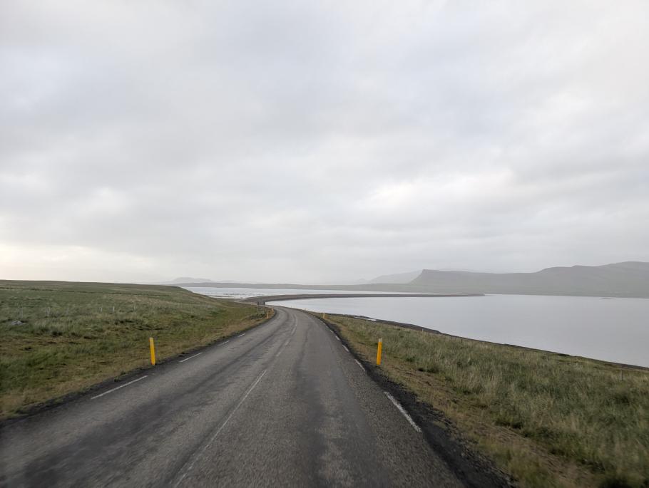 Hier können wir abkürzen, eine Straße führt quer über den Fjordarm