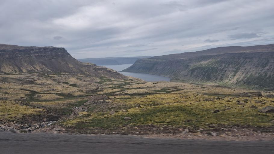 Mächtige Berge und tiefe Schluchten bilden die einzigartige Fjordlandschaft