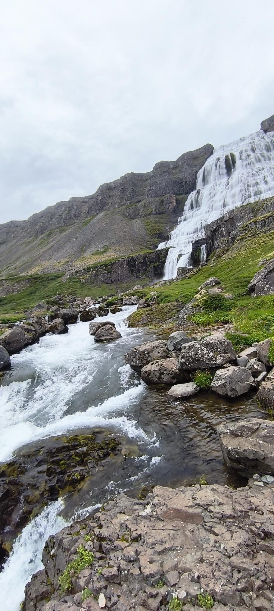 Wir haben den Wasserfall fast für uns alleine und schießen unzählige Fotos