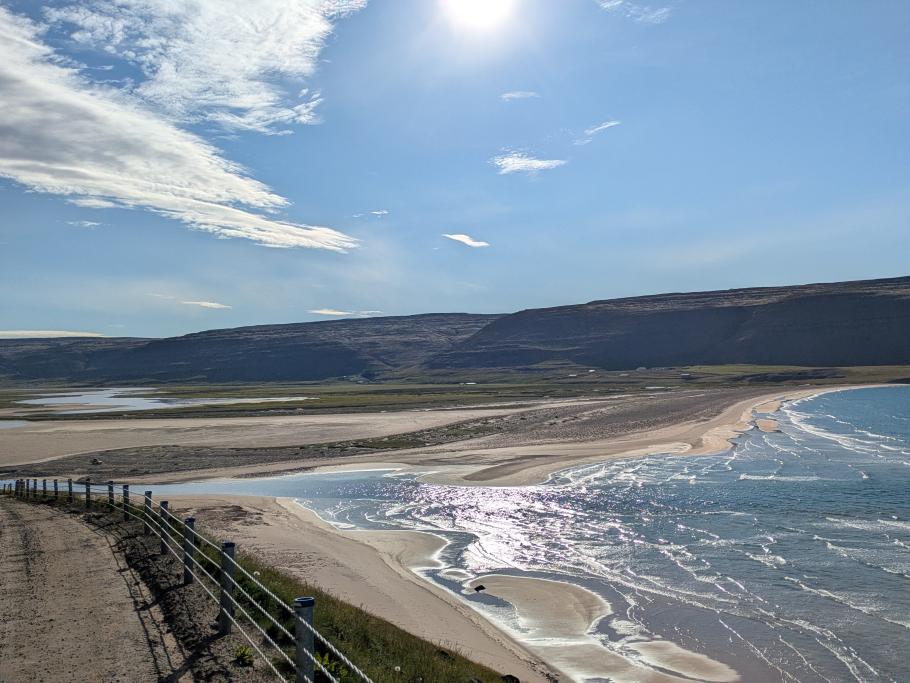 Ein Fjord mündet in einem karibisch aussehenden Sandstrand