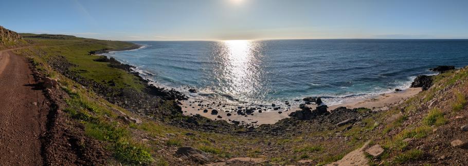 Blaues Meer und tief stehende Sonne zaubern eine tolle Stimmung