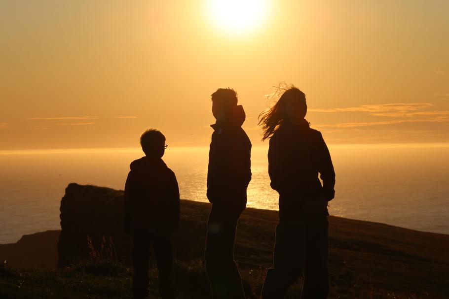 Wir schießen noch Silhouetten-Fotos vor der untergehenden Sonne