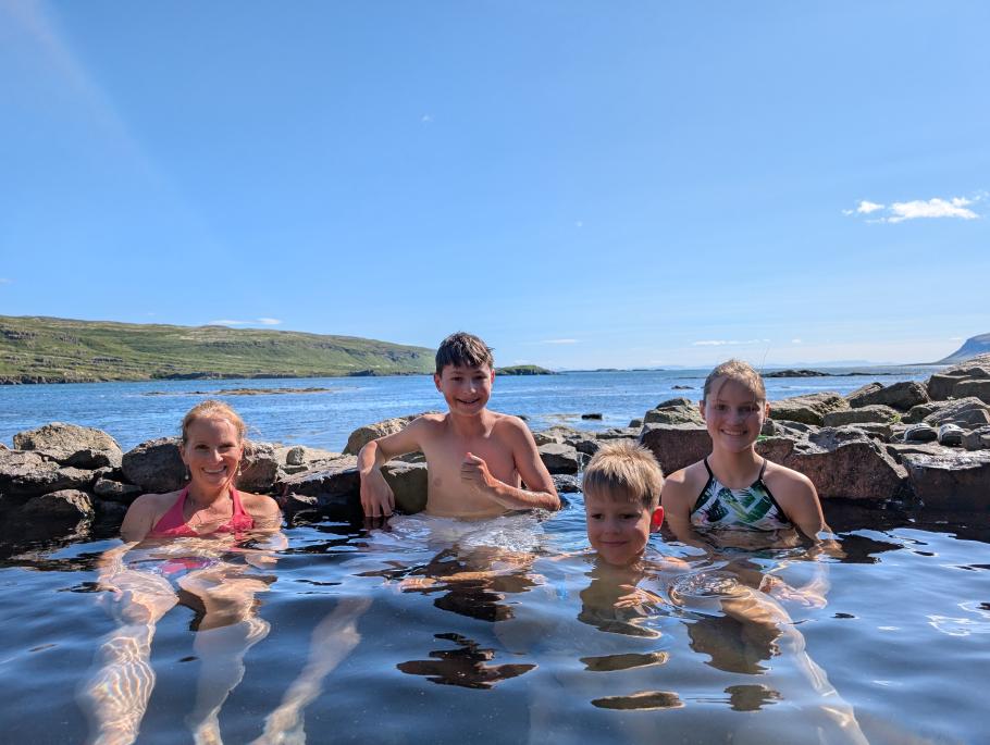 Die Hellulaug Thermalquelle wirkt wie ein Infinity-Pool