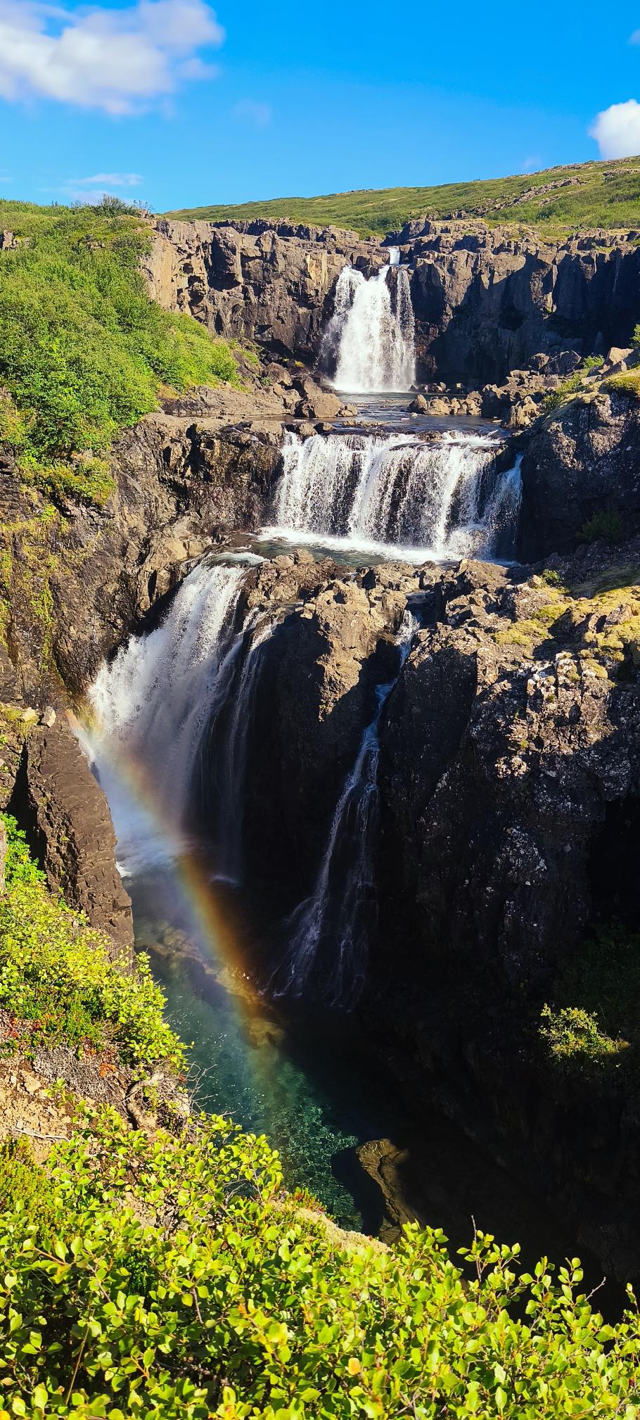 Der Fluss bildet lauter Becken, verbunden durch Wasserfälle