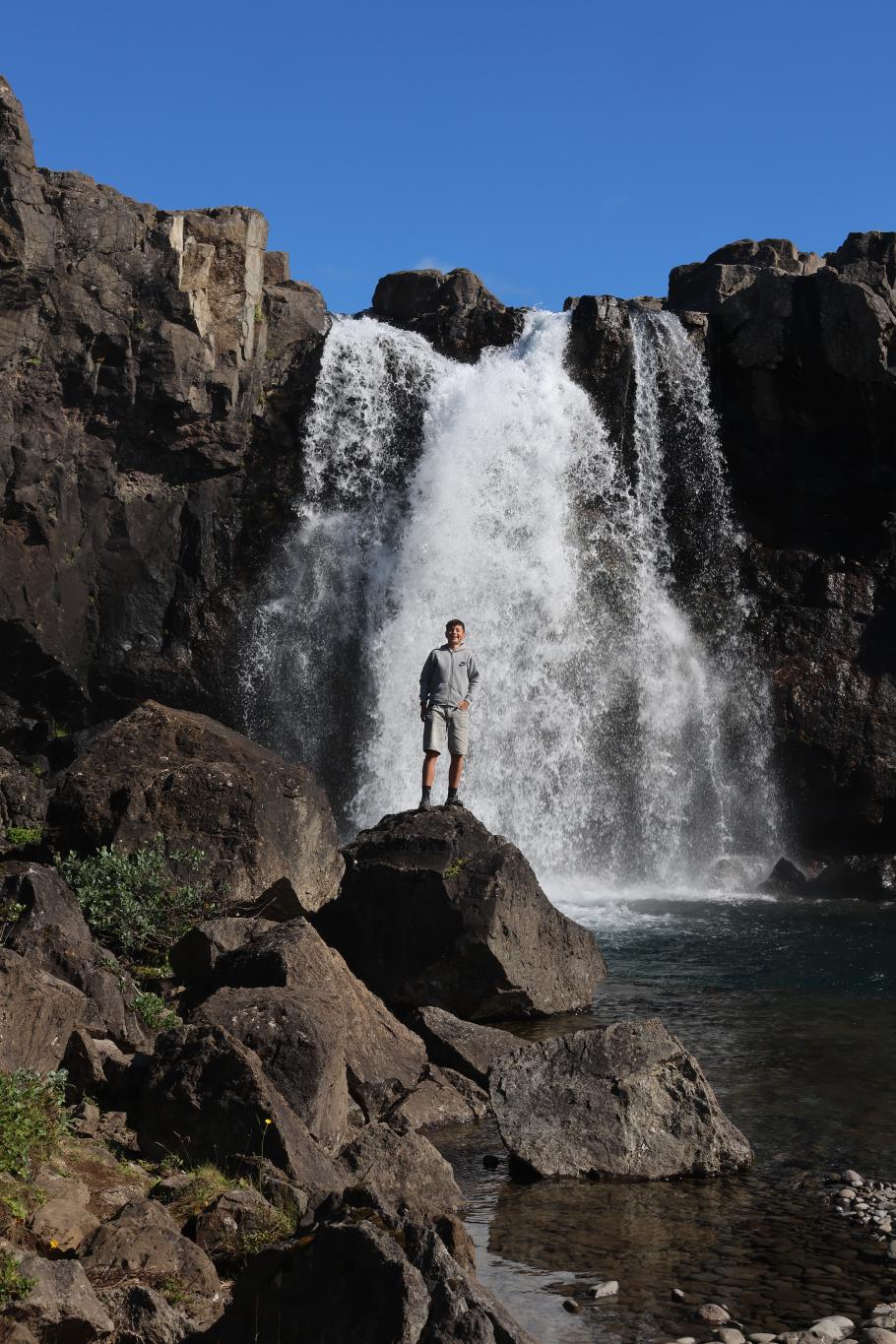 Den Wasserfall haben wir für uns ganz alleine, weit und breit kein anderer Mensch