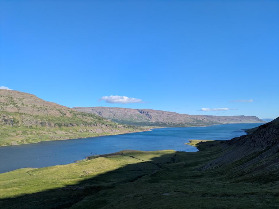 Weiter geht es durch die Fjordlandschaft