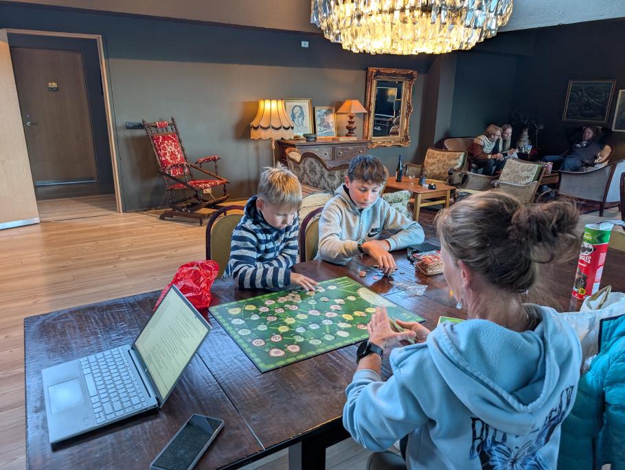 Spielerunde im gemütlichen Aufenthaltsraum