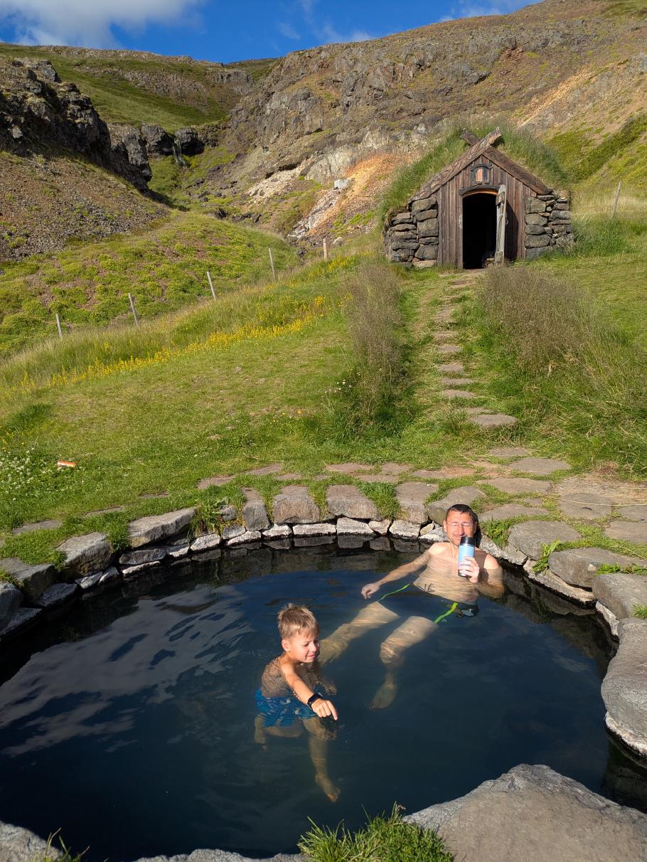 Frühstücks-Kaffee in der warmen Badewanne