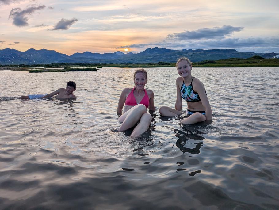 Das Wasser ist flach, von hinten kommt kaltes, von vorne heißes Wasser