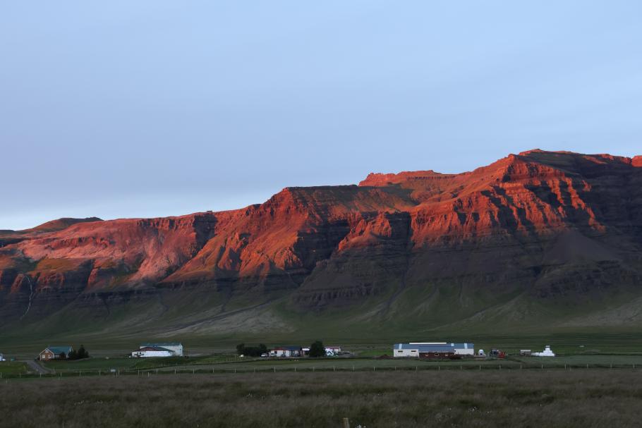 Der Sonnenuntergang lässt die Berge rot leuchten