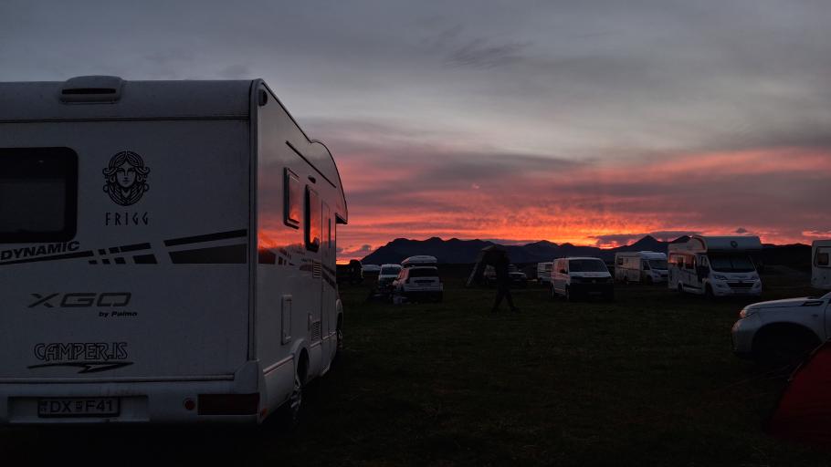 Wir lassen den Tag mit Blick auf den roten Himmel und die Berge ausklingen