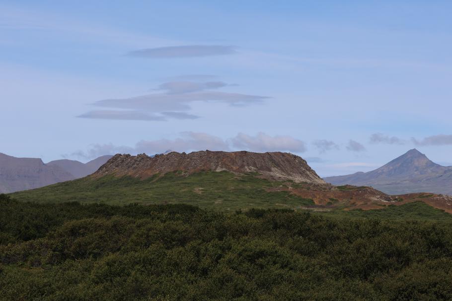 Eldborg heißt Feuer-Burg, der Berg schaut aus wie eine Festungsanlage