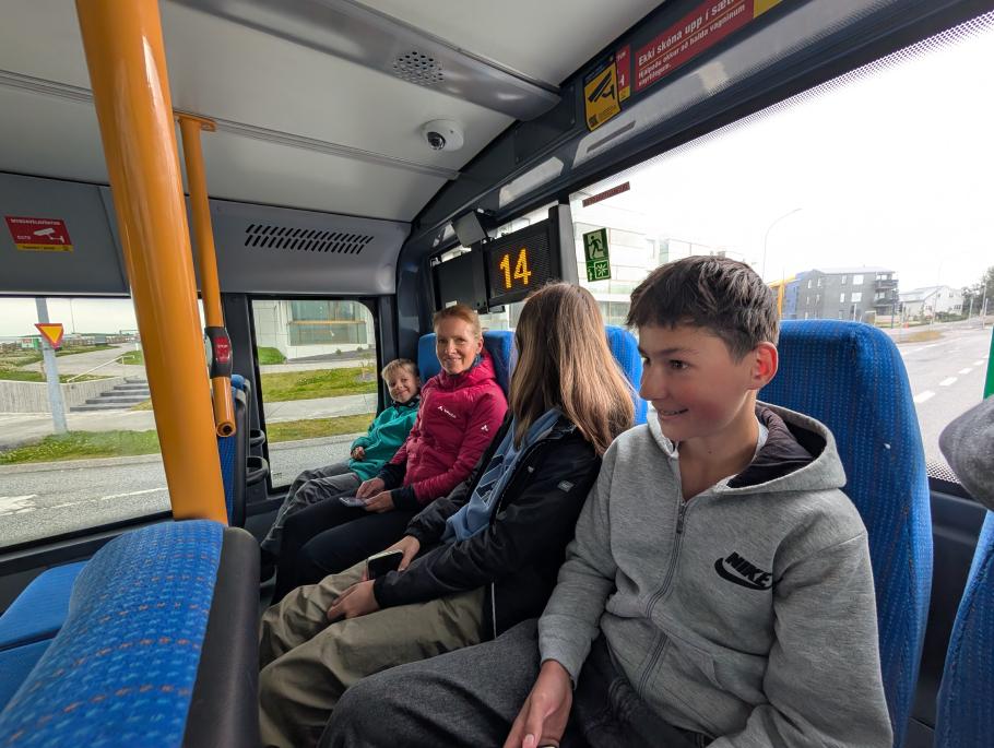 Mit dem Bus geht es in die Innenstadt