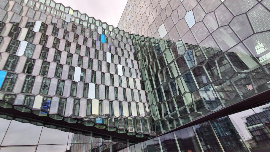 Die Fassade besteht aus wabenförmigen Glaselementen