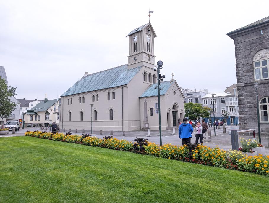 Moderne und historische Gebäude bilden ein interessantes Stadtbild