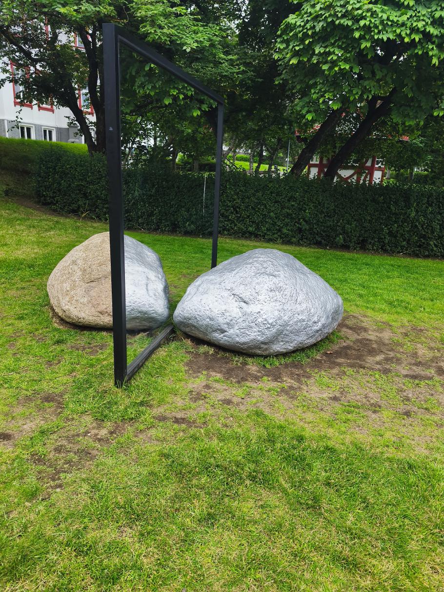 Überall steht Kunst, wie diese Spiegelskulptur