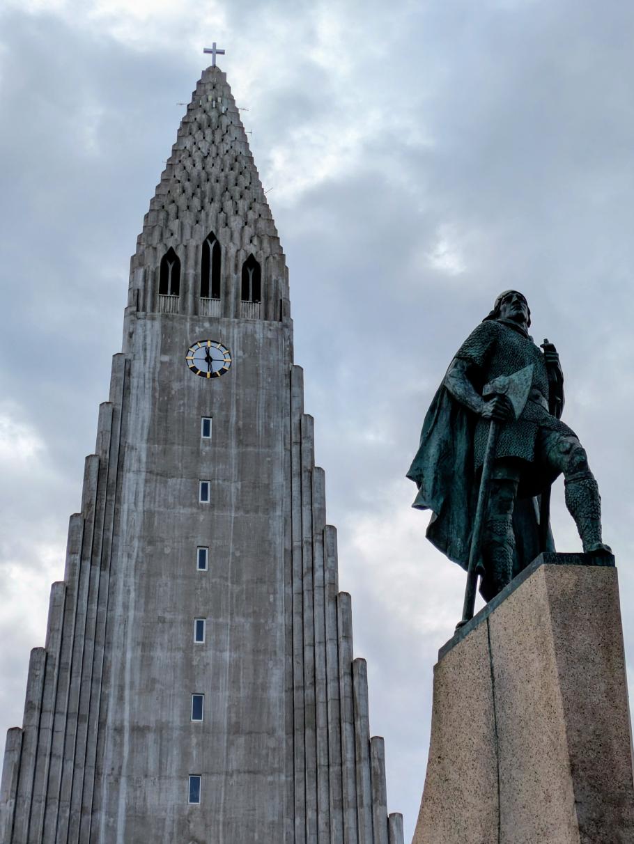 Wir werfen einen Blick in die auffällige Kirche