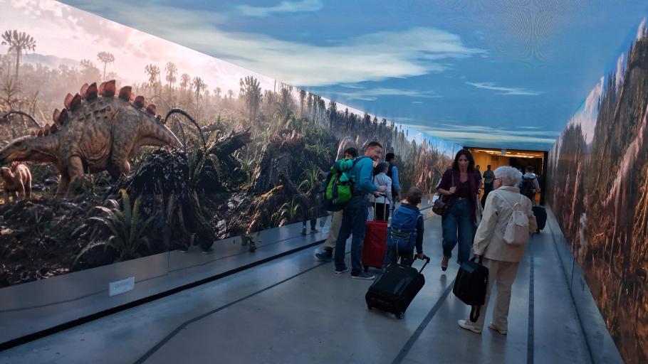 Durch den Urwald: Ein Tunnel aus Bildschirmen mit animierten Dinos im Bahnhof von Florenz