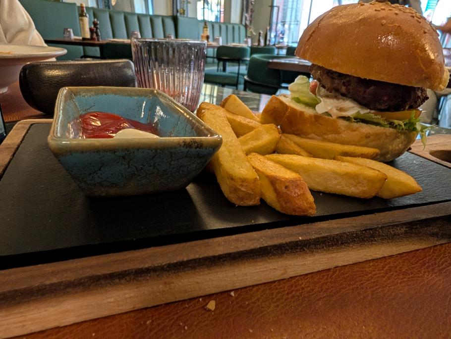 Burger und Pasta zum Mittagessen