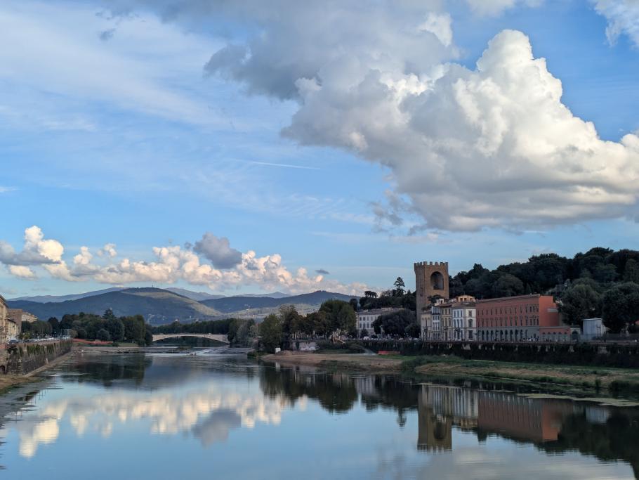 Blick von der Ponte alle Grazie über den großen Fluss Arno
