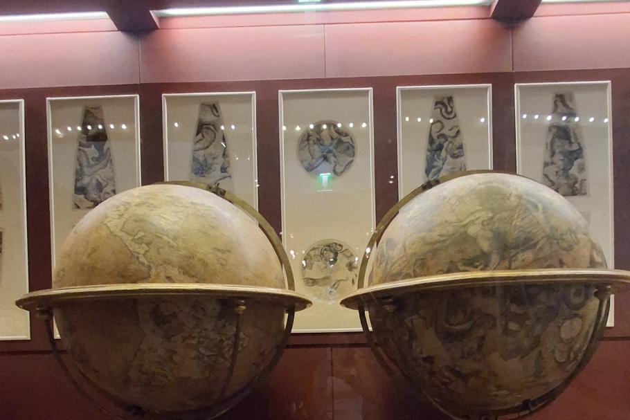 Metergroße Globen zeigen Sternbilder und die damals bekannte Welt